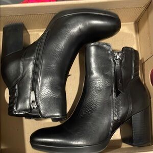 Ecco Black Heeled Boots with Chunky Heel and Zipper
